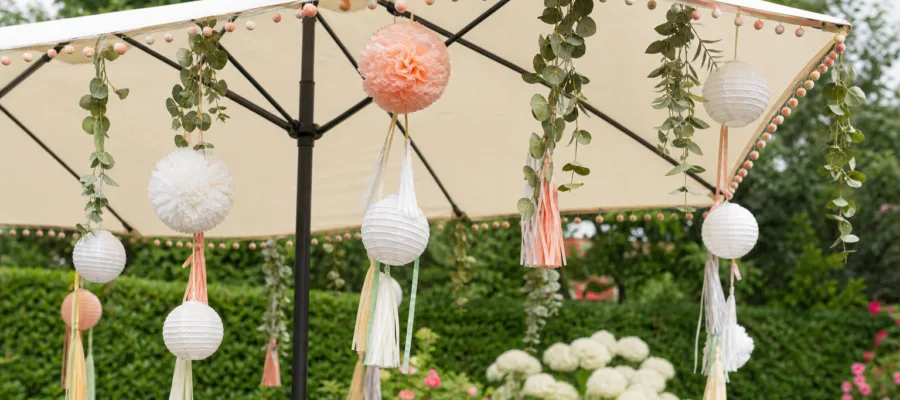 Sonnenschirm fuer eine Gartenparty dekorieren: Kreative DIY-Ideen