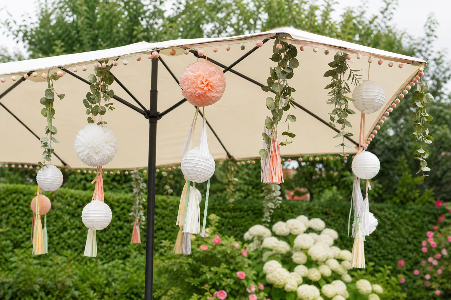Sonnenschirm fuer eine Gartenparty dekorieren: Kreative DIY-Ideen