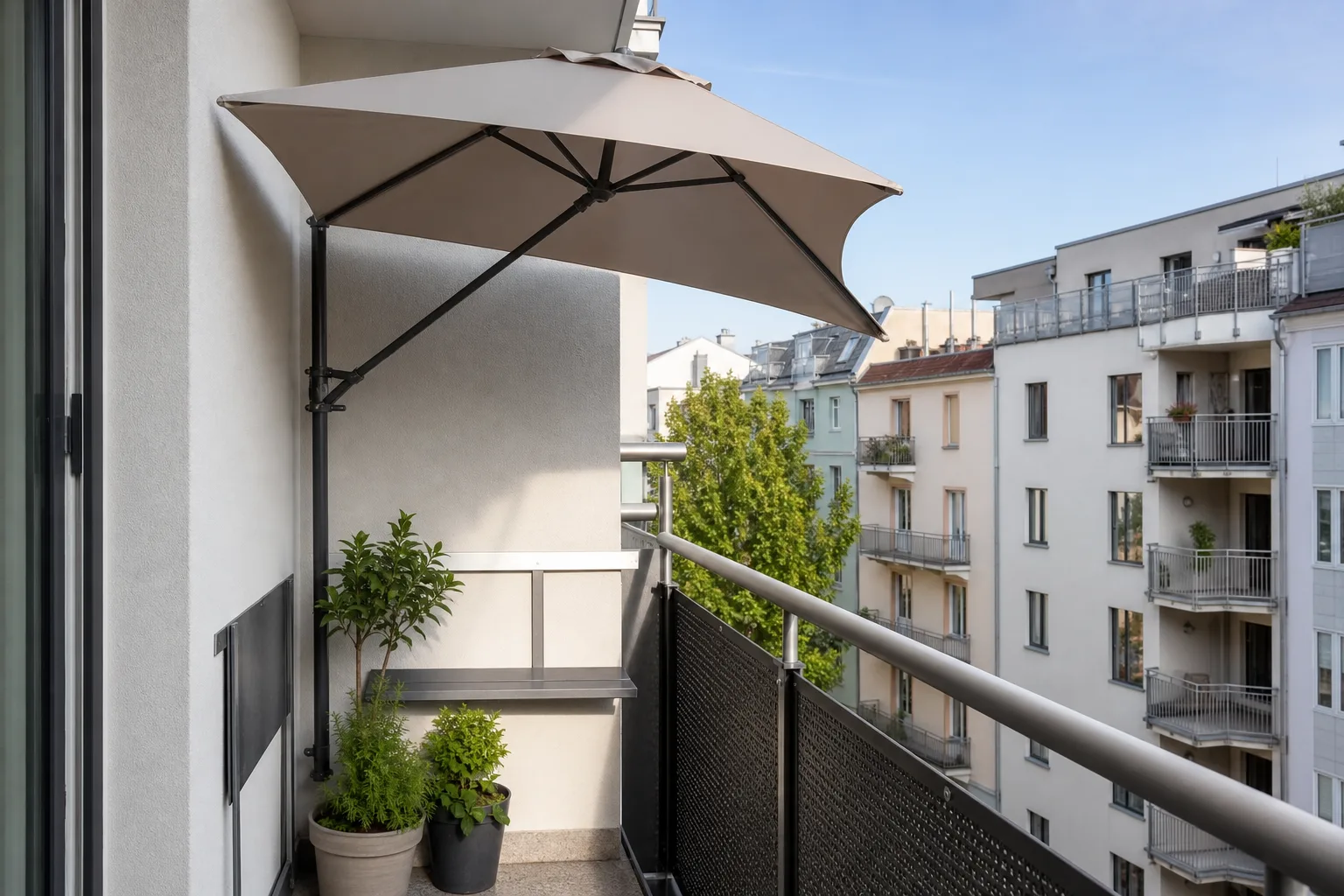 Sonnenschirm fuer kleine Balkone: Platzsparende Modelle im Kaufvergleich