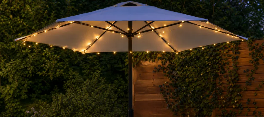 Sonnenschirm mit Lichterketten dekorieren: DIY-Ideen fuer gemuetliche Abende