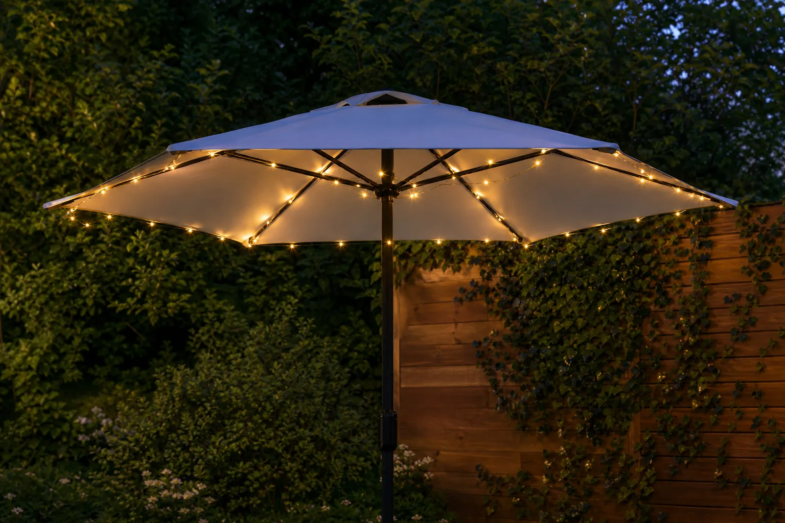 Sonnenschirm mit Lichterketten dekorieren: DIY-Ideen fuer gemuetliche Abende