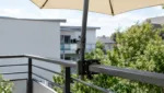 Sonnenschirme an Gelaendern befestigen: Geeignete Halterungen fuer Balkone