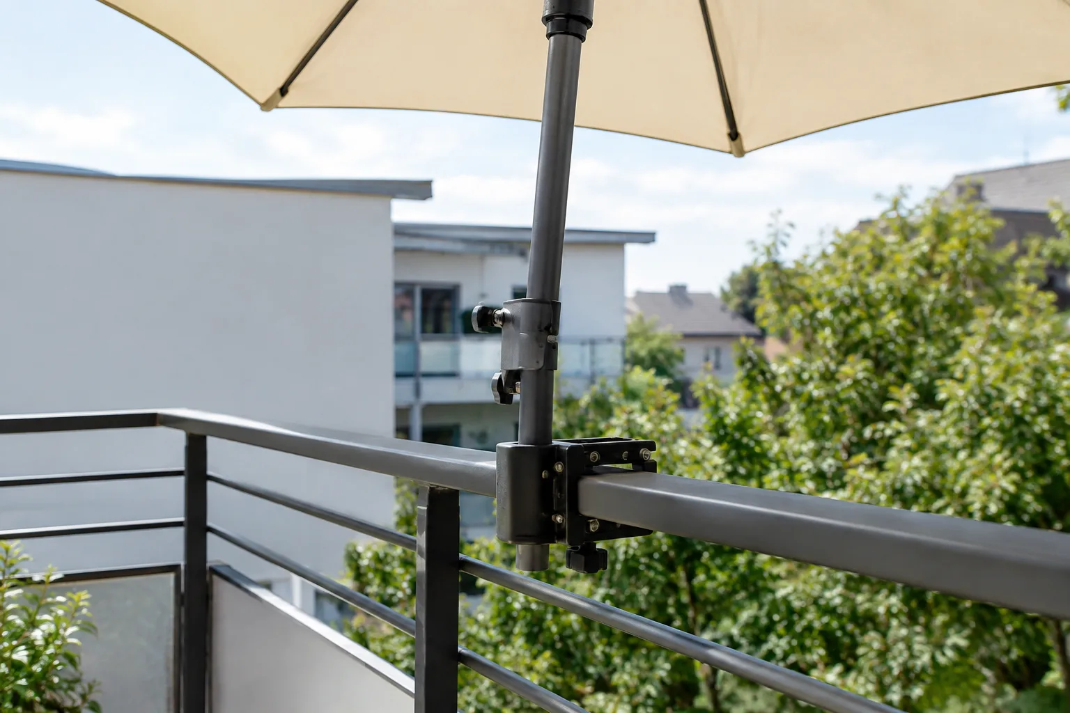 Sonnenschirme an Gelaendern befestigen: Geeignete Halterungen fuer Balkone