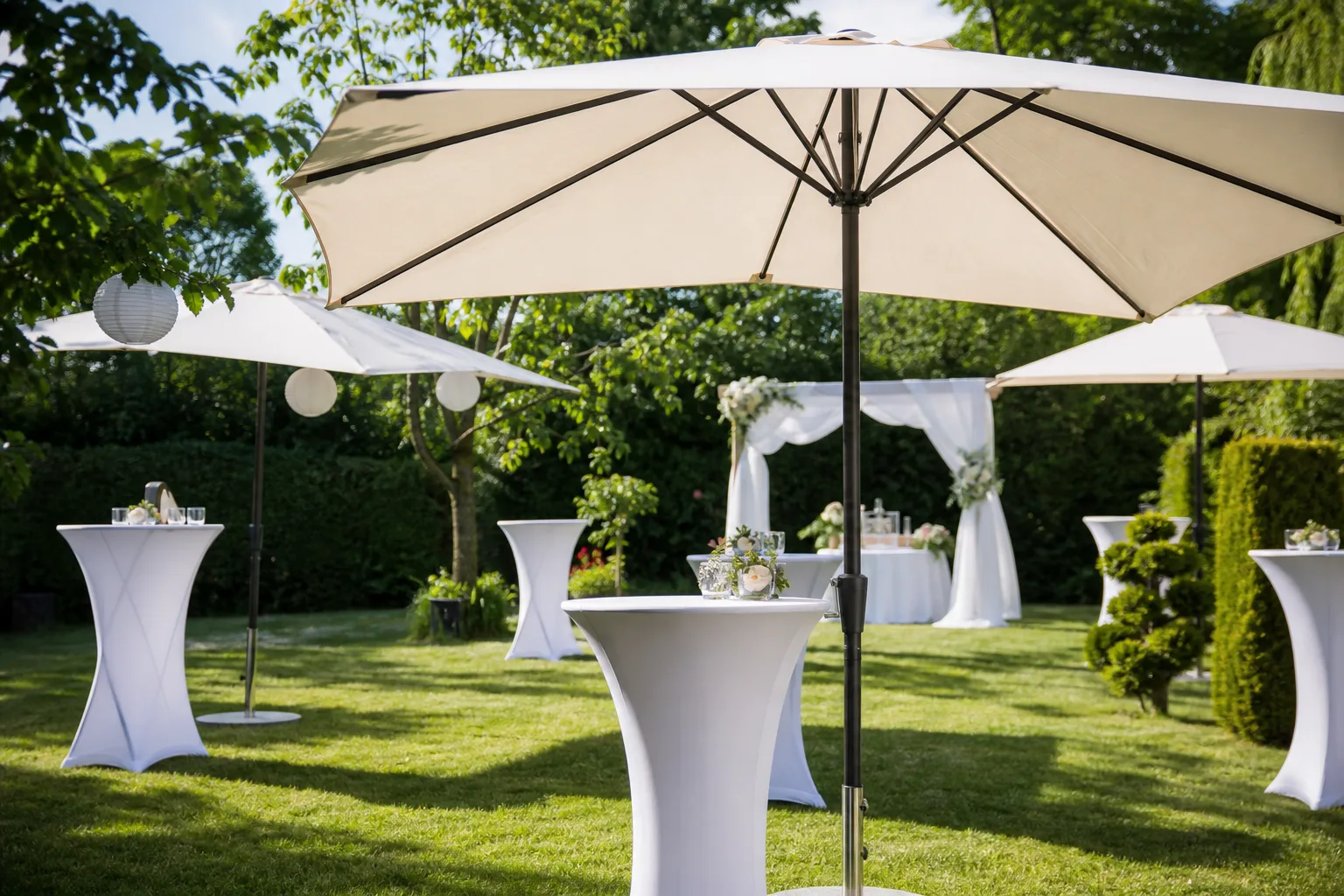 Sonnenschirme bei Gartenpartys, Hochzeiten und Sommerfesten